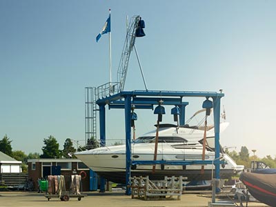 Jachthaven Stenhuis - Botenlift tot 20 ton - Mastenkraan en een bootmansstoel aanwezig